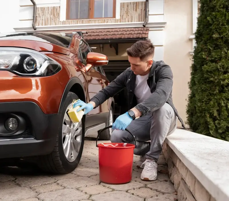 Lavage auto à domicile Perrigny-lès-Dijon : professionnel intervenant sur un véhicule